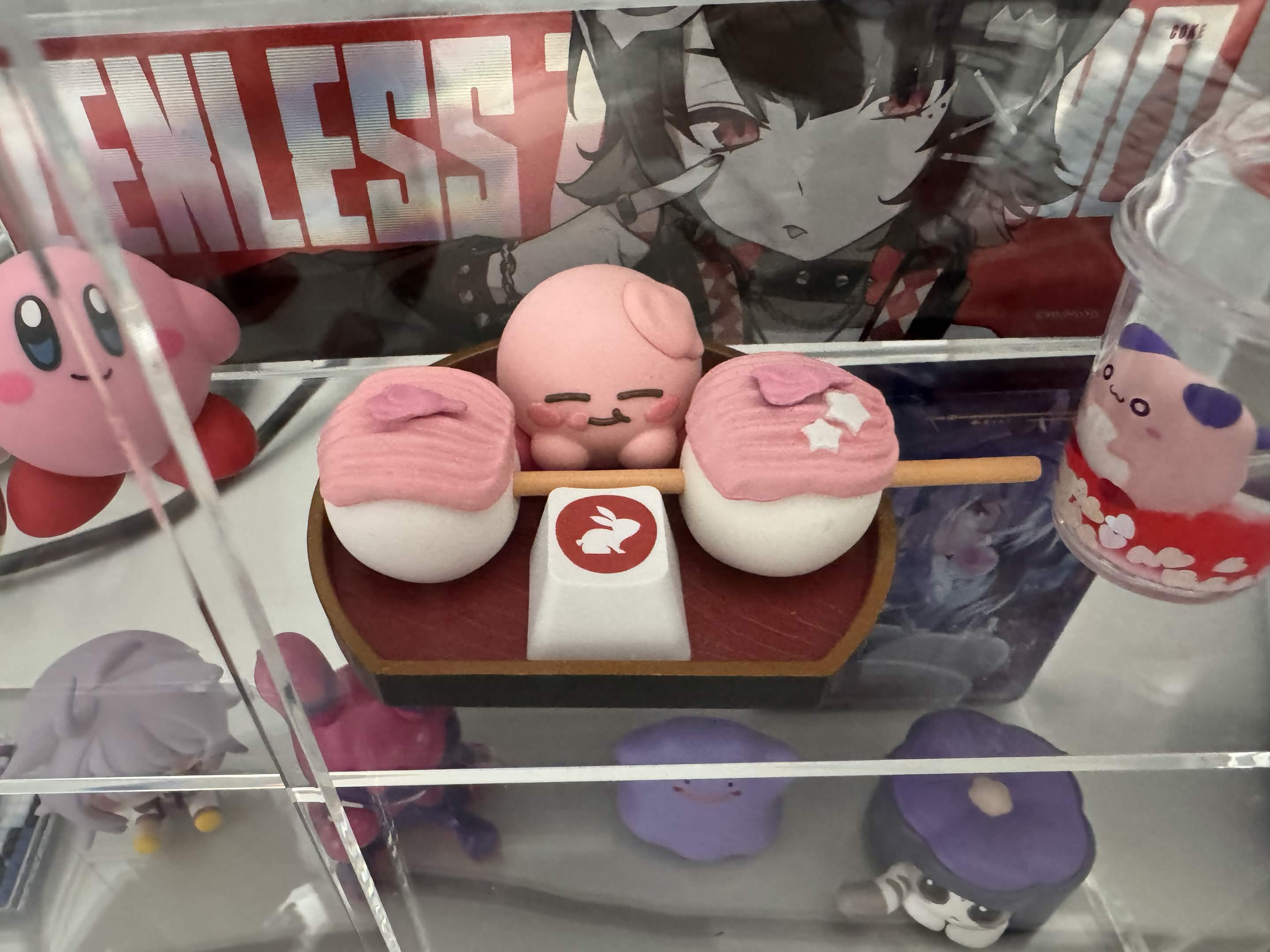 僕の部屋のショーケース。カービィのフィギュアの前にCodeRabbitのキーキャップが置かれている。