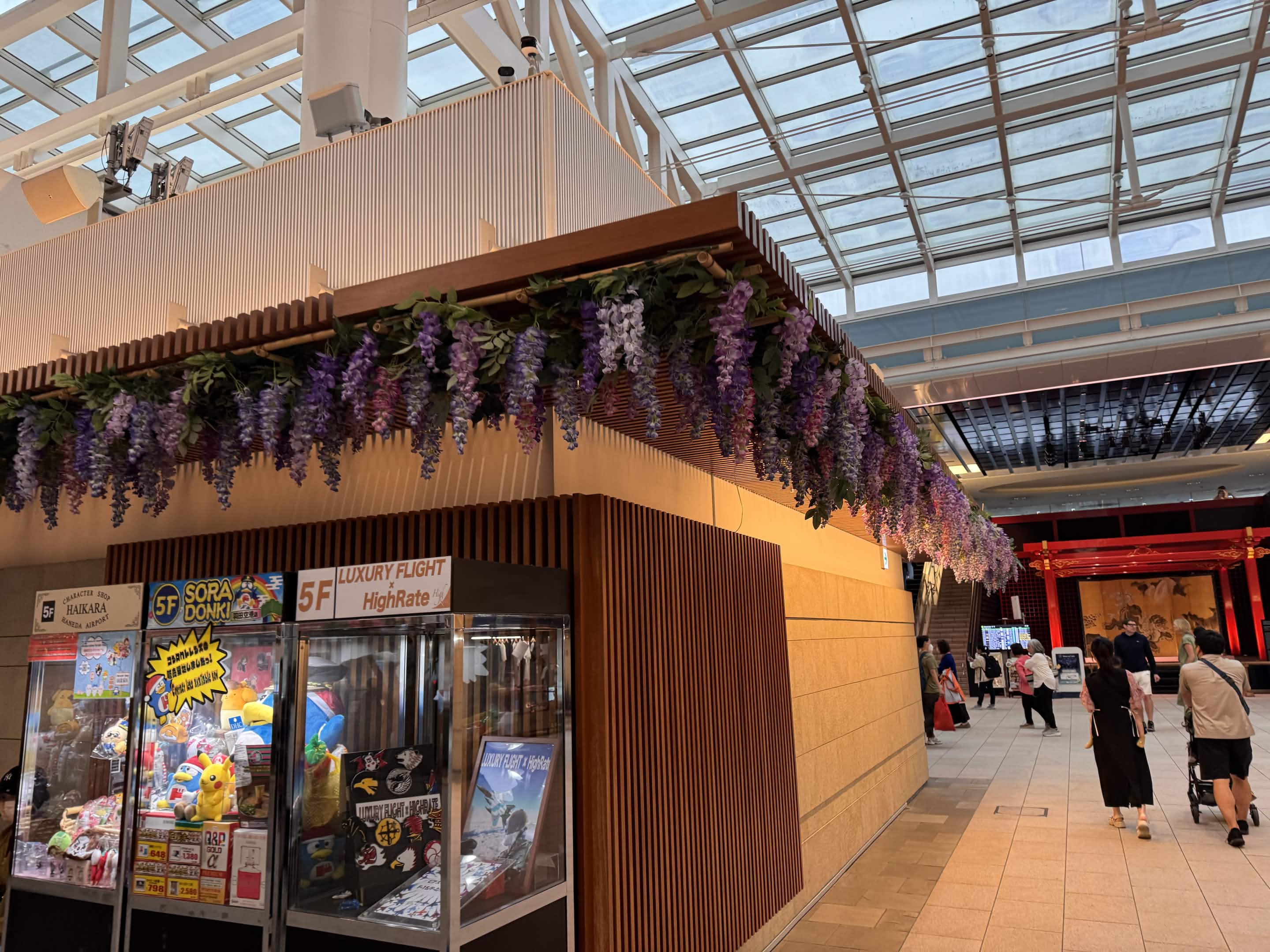 藤の花が店の外観に綺麗に吊るされている画像。