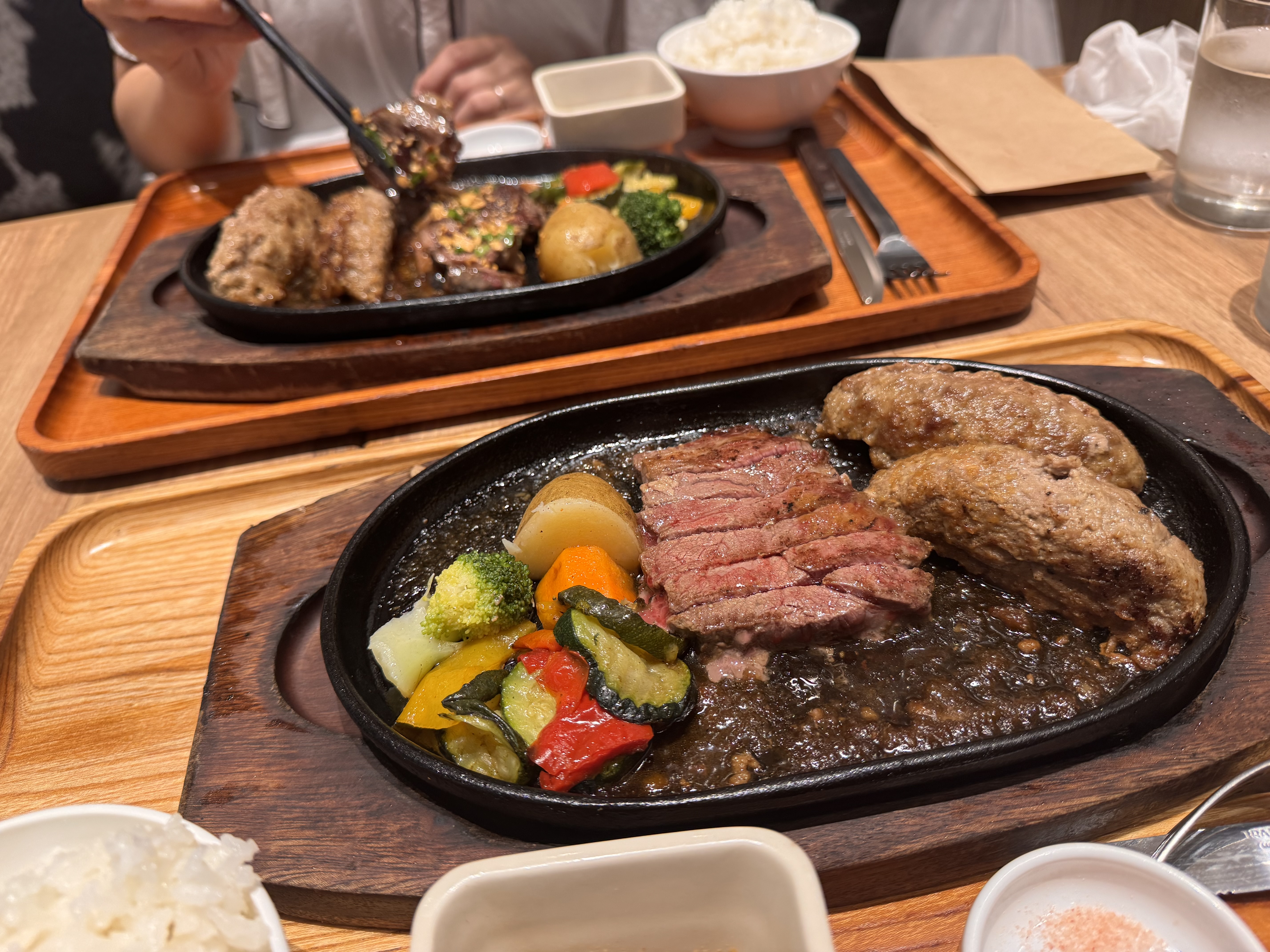 いしがまやハンバーグ。彩りがあっておいしい。