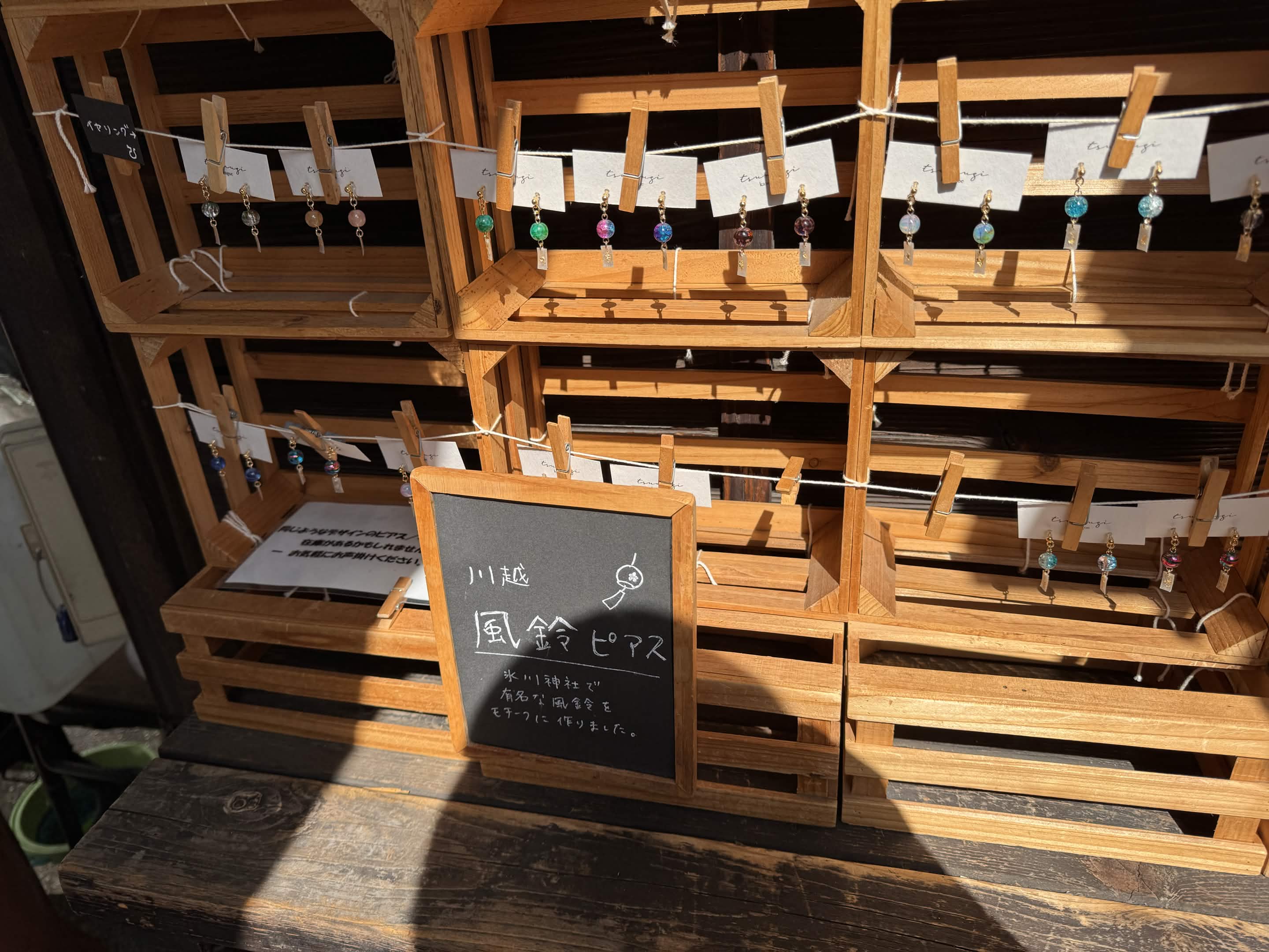 風鈴ピアスが飾られているディスプレイの写真。