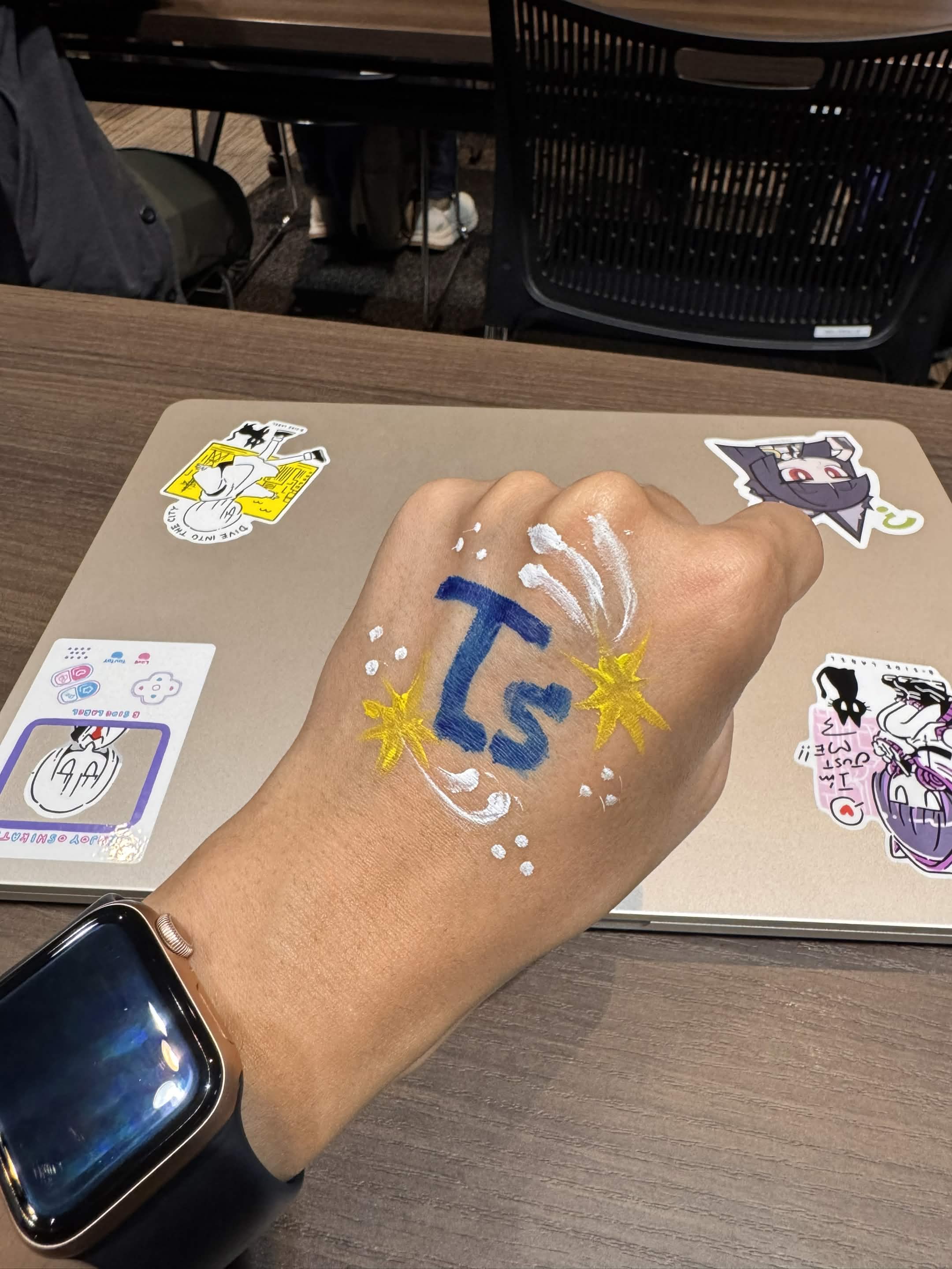 左手の甲にtsとTSKaigiのロゴを描いてもらっている写真。